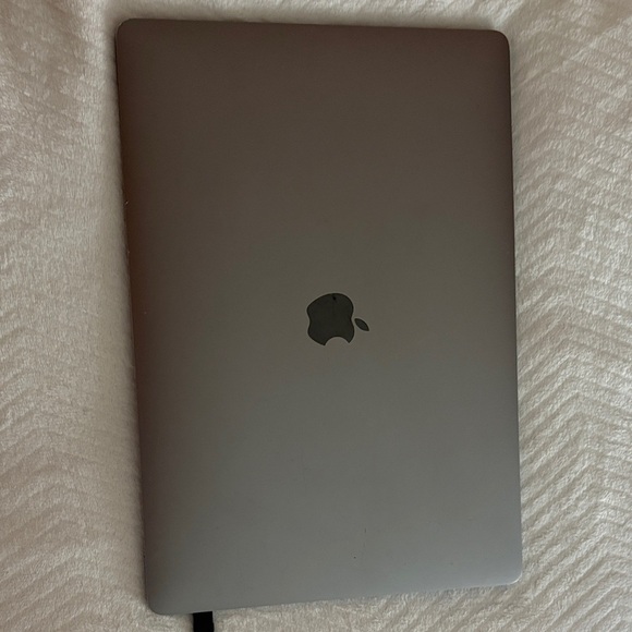 Apple MacBook Pro in Sleek Gray, Intel Core I7 - Picture 2 of 4